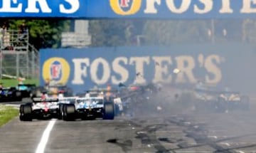 Es una de las curvas tristemente m芍s recordadas en la F1 de la 谷poca moderna por haberse cobrado la vida del piloto brasile?o Ayrton Senna da Silva en 1994. Tamburello significa ※pandereta§ o ※pandero§ en un dialecto piamont谷s. Despu谷s de la muerte de Senna, tambi谷n fue impactante el choque de Gerhard Berger con su Ferrari en 1989, el monoplaza continu車 circulando varios metros envuelto en llamas hasta que llegaron las asistencias, los pilotos Nelson Piquet (1987) y Ricardo Patrese (1992) tambi谷n sufrieron fuertes diferentes choques. Hoy la curva sigue siendo r芍pida, hay una mejor trampa de arena que imposibilita que los autos se impacten en el muro a alta velocidad.