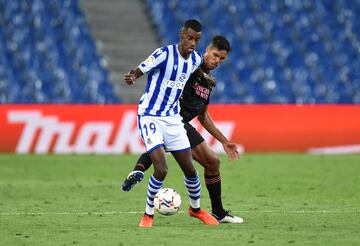 Alexander Isak y Raphael Varane.