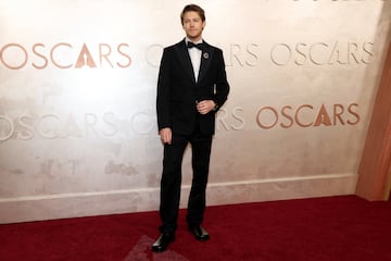 Joe Alwyn posa en la alfombra roja del Dolby Theatre.