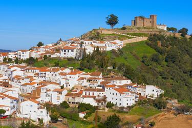 
El casco histórico de esta localidad andaluza está declarado Bien de Interés Cultural y en el podemos encontrar importantes monumentos como su antiguo castillo. Pero a parte de cultura, en Aracena también tenemos naturaleza: la Gruta de las Maravillas, es uno de los conjuntos cársticos más importantes de España y se encuentra en esta localidad.