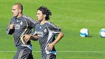 <b>BRAVO Y RAÚL, LOS MÁS FUERTES</b>. Los dos Raúles (González y Bravo) demostraron estar en una espléndida forma física. Los dos eligieron carrera continua y demostraron que son los que mejor resistencia tienen. No pararon de correr a un buen ritmo y Capello estuvo muy pendiente de ellos. Después de una hora estiraron y se retiraron al vestuario.