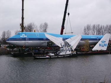 Un Boeing 747 recorriendo los canales de Amsterdam: la curiosa historia del último viaje de este avión jubilado