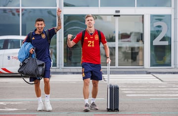 Yéremy Pino y Dani Olmo saludan a su llegada a España.