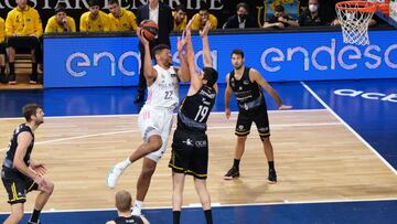 Edy Tavares ante Gio Shermadini.