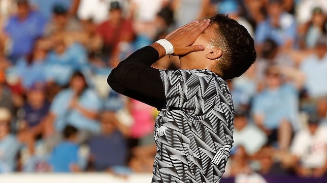 “Estamos tristes, porque él quería seguir en Colo Colo, el club que ama... Pero así es el pago de Chile”