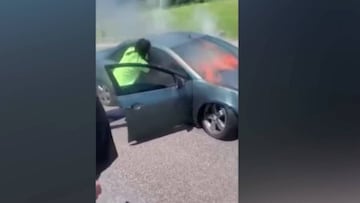 USA tiene nuevo héroe: un auto se incendia en plena autopista y llega él