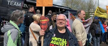 Una de las manifestantes ante el autobús del INEOS.