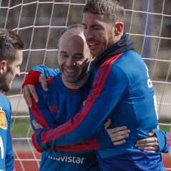 Piqué tiene fiebre y no se entrenó con España