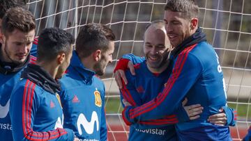 Piqué tiene fiebre y no se entrenó con España