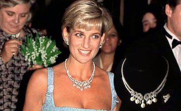 También conocido como collar Lago de los Cisnes, sobre todo porque la princesa Diana lo llevó a la función del mismo nombre en el Royal Albert Hall en 1997. Fue una de sus últimas apariciones antes de su muerte, de hecho, el joyer que lo fabricó estaba trabajando en los pendientes a juego y no pudo hacerlo antes del fatídico accidente de tráfico en el que Lady Di perdió la vida. Fue vendida a una pareja ucraniana por un precio bastante inferior al que tiene en la actualidad.