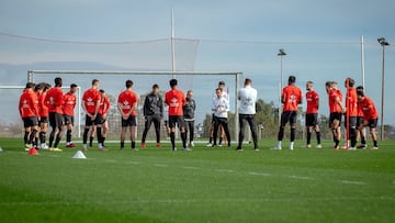 15-11-25. LA PLANTILLA DEL SPORTING, CON SU ENTRENADOR BORJA JIMÉNEZ, EN EL ENTRENAMIENTO EN MAREO.
