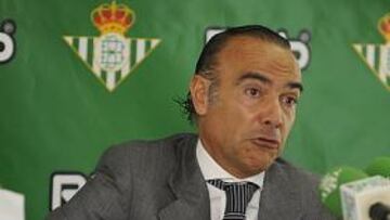 <b>ACORRALADO. </b>Luis Oliver vive sus días más complicados al frente del Betis.