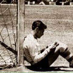 El día en que el portero del Guadalajara se puso a leer una revista sentado en medio de una goleada contra el Atlas