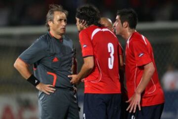 En ese partido de 2009, la Roja actuó desde los 34' con diez jugadores, por la expulsión del 'villano' Mauricio Isla.