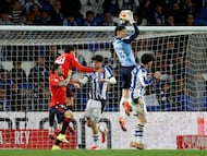 SAN SEBASTIÁN, 13/01/2026.- El guardameta de la Real Sociedad, Unai Marrero, captura el balón durante el encuentro correspondiente a los octavos de final de la Copa del Rey que disputan hoy martes en el estadio de Anoeta, en San Sebastián. EFE / Javier Etxezarreta.