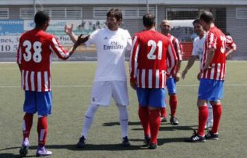 Tote saluda a los veteranos del Atlético.