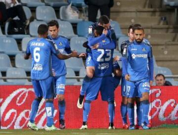 El delantero del Getafe Álvaro Vázquez se abraza al colombiano Fredy Hinestroza para celebrar su gol, primero de su equipo, durante el partido de la jornada vigésima de la Liga de Primera División.