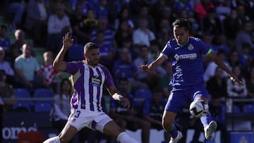 MADRID, SPAIN - OCTOBER 01: Zou Feddal (L) of Real Valladolid in action against Enes Unal (R) of Getafe during La Liga week 7 soccer match between Getafe and Real Valladolid at Coliseum Alfonso Perez Stadium on October 01, 2022 in Madrid, Spain. (Photo by Burak Akbulut/Anadolu Agency via Getty Images)