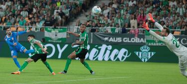 0-2. Contraataque del Atlético. Centra Julián Álvarez muy pasado que recupera Álex Baena en la parte izquierda del área, se perfila y con un derechazo manda el balón al  palo largo de Pau López. Primer tanto del jugador de Roquetas de Mar con la elástica del Atlético de Madrid.