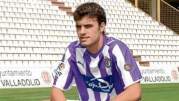 <b>NUEVOS COLORES. </b>Pedro León de blanquivioleta, tras dejar atrás el azulgrana del Levante.