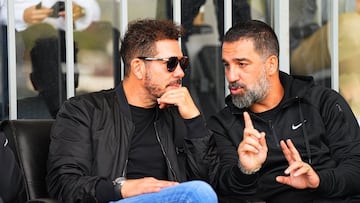 Arda Turan charla con Simeone.