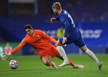 Timo Werner y Yassine Bounou.