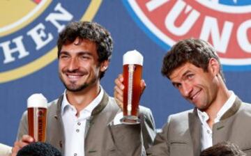 Bayern Munich's Thomas Mueller (R) and Mats Hummels, wearing traditional attire, toast with beer during a photocall for a sponsor in Munich, Germany September 14, 2016. REUTERS/Michaela Rehle