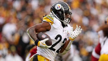 LANDOVER, MARYLAND - NOVEMBER 10: Najee Harris #22 of the Pittsburgh Steelers runs the ball in the first quarter of a game against the Washington Commanders at Northwest Stadium on November 10, 2024 in Landover, Maryland. Scott Taetsch/Getty Images/AFP (Photo by Scott Taetsch / GETTY IMAGES NORTH AMERICA / Getty Images via AFP)