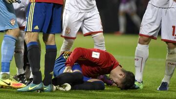 Morata se duele tras sufrir una entrada de un jugador de Macedonia.