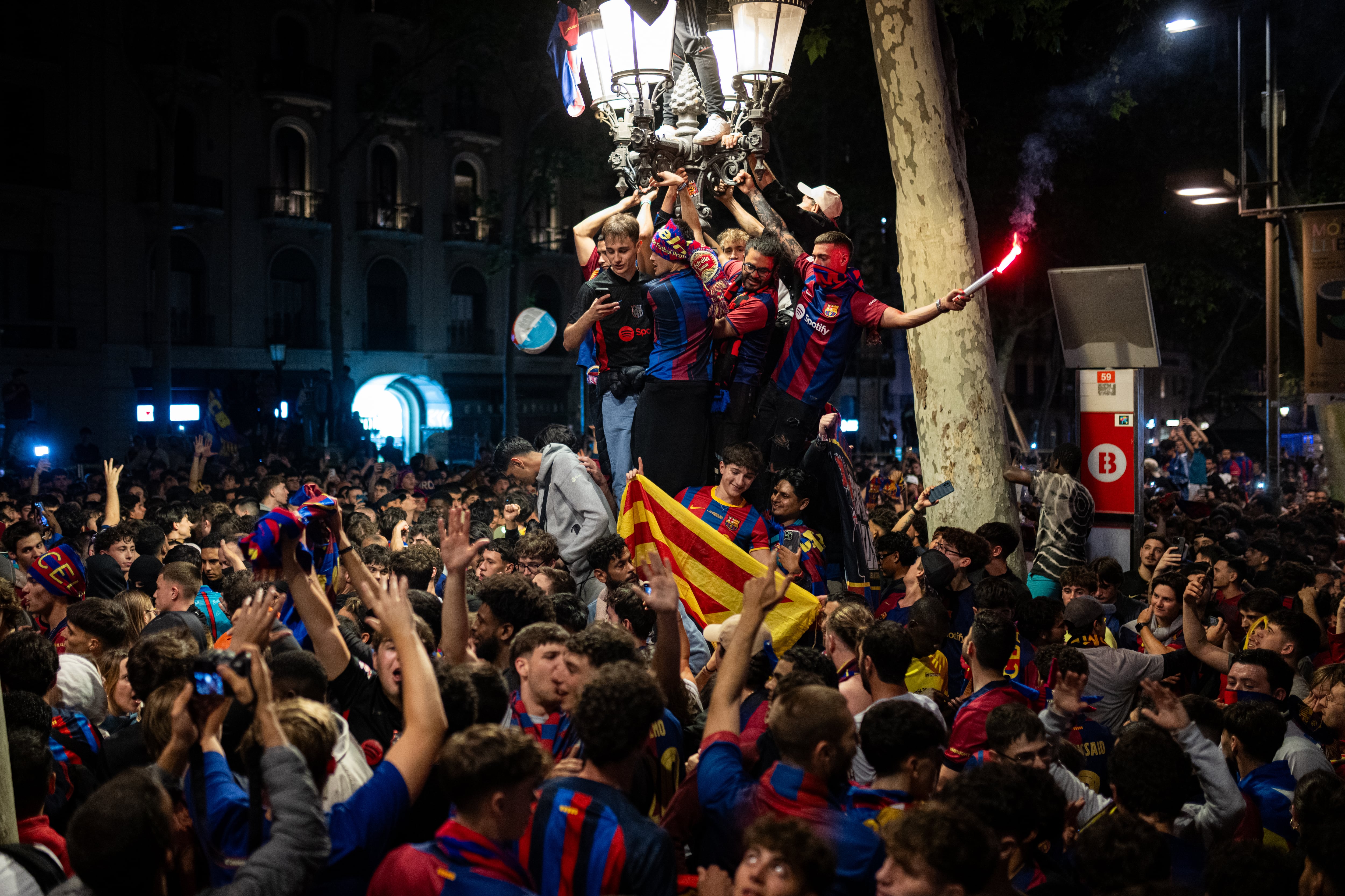 Las imágenes de la celebración de los aficionados del Barcelona en la Fuente de Canaletas