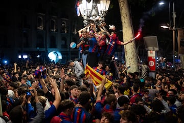 Cientos de aficionados del Ftbol Club Barcelona celebran en la fuente de Canaletas, uno de los lugares emblemticos de la ciudad, la conquista de LaLiga 2025 tras la victoria 2-0 sobre el RCD Espanyol.
