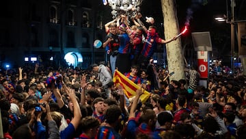Cientos de aficionados del Fútbol Club Barcelona celebran en la fuente de Canaletas, uno de los lugares emblemáticos de la ciudad, la conquista de LaLiga 2025 tras la victoria 2-0 sobre el RCD Espanyol.