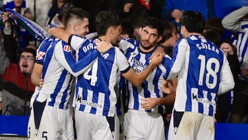 Los jugadores de la Real se abrazan tras el gol de Guedes al Athletic.