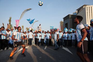 Varios grupos de ciudadanos cataríes han participado en un evento en Doha donde han apoyado a diferentes selecciones del Mundial. En la foto, en apoyo a la selección argentina. 