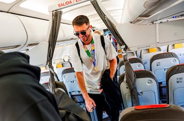 El futbolista español Aymeric Laporte busca su sitio en el avión antes de despegar de Alemania. 