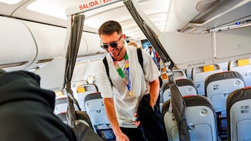 El futbolista español Aymeric Laporte busca su sitio en el avión antes de despegar de Alemania.