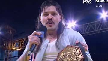Dominik Mysterio sostiene el Megacampeonato de Triple A.