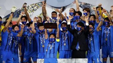 *** BESTPIX *** AL WAKRAH, QATAR - DECEMBER 19: Ulsan's players celebrate winning the AFC Champions League final between Persepolis and Ulsan Hyundai at the Al Janoub Stadium on December 19, 2020 in Al Wakrah, Qatar. (Photo by Mohamed Farag/Getty Ima