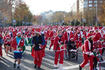 Cientos de personas durante la XIII Carrera de Pap¨¢ Noel, a 22 de diciembre de 2024, en Madrid (Espa?a).