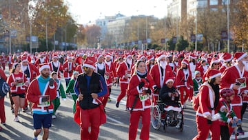 Cientos de personas durante la XIII Carrera de Papá Noel, a 22 de diciembre de 2024, en Madrid (España).