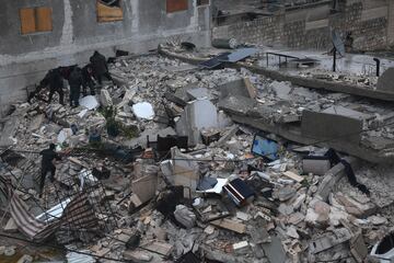 Pedro Sánchez (presidente del Gobierno de España): “Mi solidaridad con Turquía y Siria ante uno de los mayores terremotos de su historia. Tras la solicitud del Mecanismo Europeo de Protección Civil, el Ministerio del Interior, a través de Protección Civil, ha activado a la UME [Unidad Militar de Emergencias], la CAM [Equipo de Respuesta Inmediata de la Comunidad de Madrid] y el transporte aéreo urgente para apoyar en las tareas de búsqueda”.