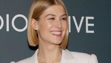 Rosamund Pike ataca los cánones de belleza: "Me pusieron un pecho que no tengo"