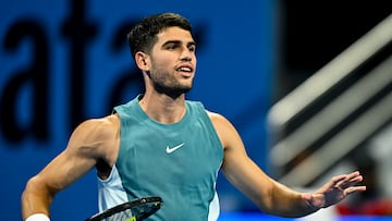 Doha (Qatar), 20/02/2025.- Carlos Alcaraz of Spain in action against Jiri Lehecka of Czech Republic during their quarterfinal match at the ATP Qatar Open tennis tournament in Doha, Qatar, 20 February 2025. (Tenis, República Checa, España, Catar) EFE/EPA/NOUSHAD THEKKAYIL