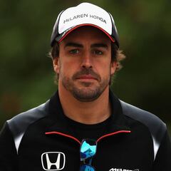 McLaren: Alonso "happy" at team amid Mercedes interest