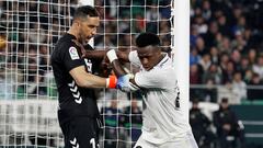 Rifirrafe entre el portero del Betis, Claudio Bravo, y el delantero del Real Madrid, Vinicius Junior.