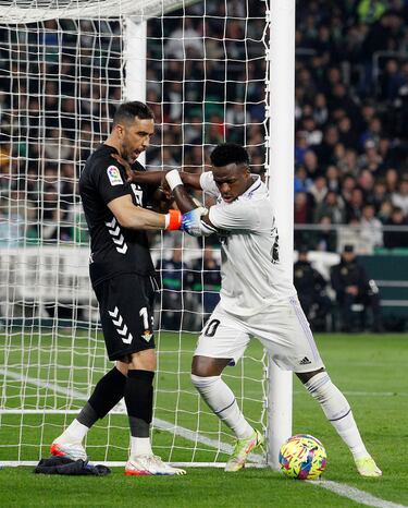 Rifirrafe entre el portero del Betis, Claudio Bravo, y el delantero del Real Madrid, Vinicius Junior.