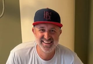 Acude a una tienda de segunda mano y encuentra un cromo histórico valorado en miles de dólares: “¿Está pasando esto ahora mismo?”