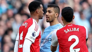 Soccer Football - Premier League - Manchester City v Arsenal - Etihad Stadium, Manchester, Britain - April 19, 2026 Arsenal's Gabriel Magalhaes clashes with Manchester City's Rodri REUTERS/Scott Heppell EDITORIAL USE ONLY. NO USE WITH UNAUTHORIZED AUDIO, VIDEO, DATA, FIXTURE LISTS, CLUB/LEAGUE LOGOS OR 'LIVE' SERVICES. ONLINE IN-MATCH USE LIMITED TO 120 IMAGES, NO VIDEO EMULATION. NO USE IN BETTING, GAMES OR SINGLE CLUB/LEAGUE/PLAYER PUBLICATIONS. PLEASE CONTACT YOUR ACCOUNT REPRESENTATIVE FOR FURTHER DETAILS..