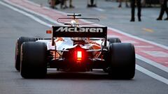 Fernando Alonso en el pit lane de Rusia con el McLaren.