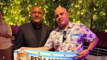 Roberto Carlos, junto a un miembro de la Peña Madridista Chicago.